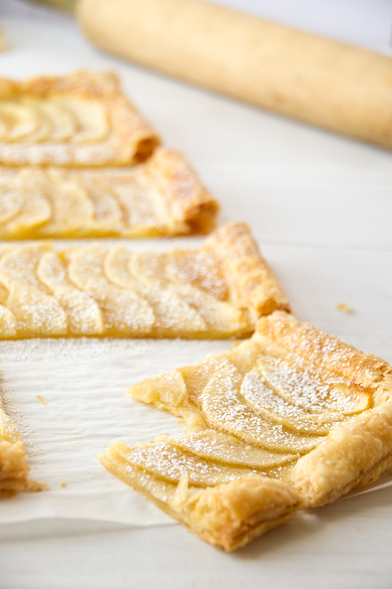 Easy Puff Pastry Honey Apple Tart. Takes 45 minutes total and only 5 ingredients! | siftandwhisk.com