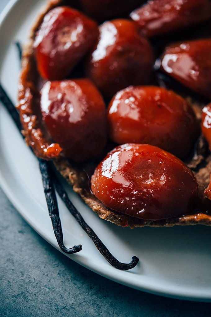 Vegan Quince Tarte Tatin with Rye Coconut Oil Crust | This rustic French dessert gets a vegan makeover with beautiful quinces flavored with maple, vanilla bean, and cinnamon stick and a rye & coconut oil crust. No butter needed!