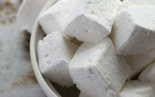 Homemade Vanilla Marshmallows | siftandwhisk.com